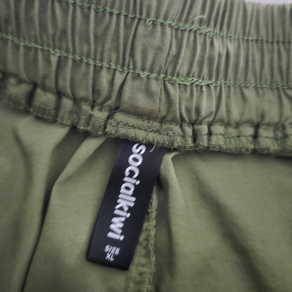 💚 2/$12 or 3/$17  Socialkiwi Green Shorts Set with White Trim - Picture 4 of 4